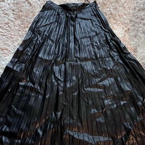 New. Pleated MIDI skirt faux-leather